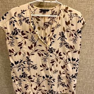 3/30$ Banana republic Capped sleeve floral blouse